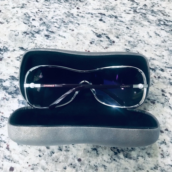 Chanel pearl sunglasses - Picture 7 of 8